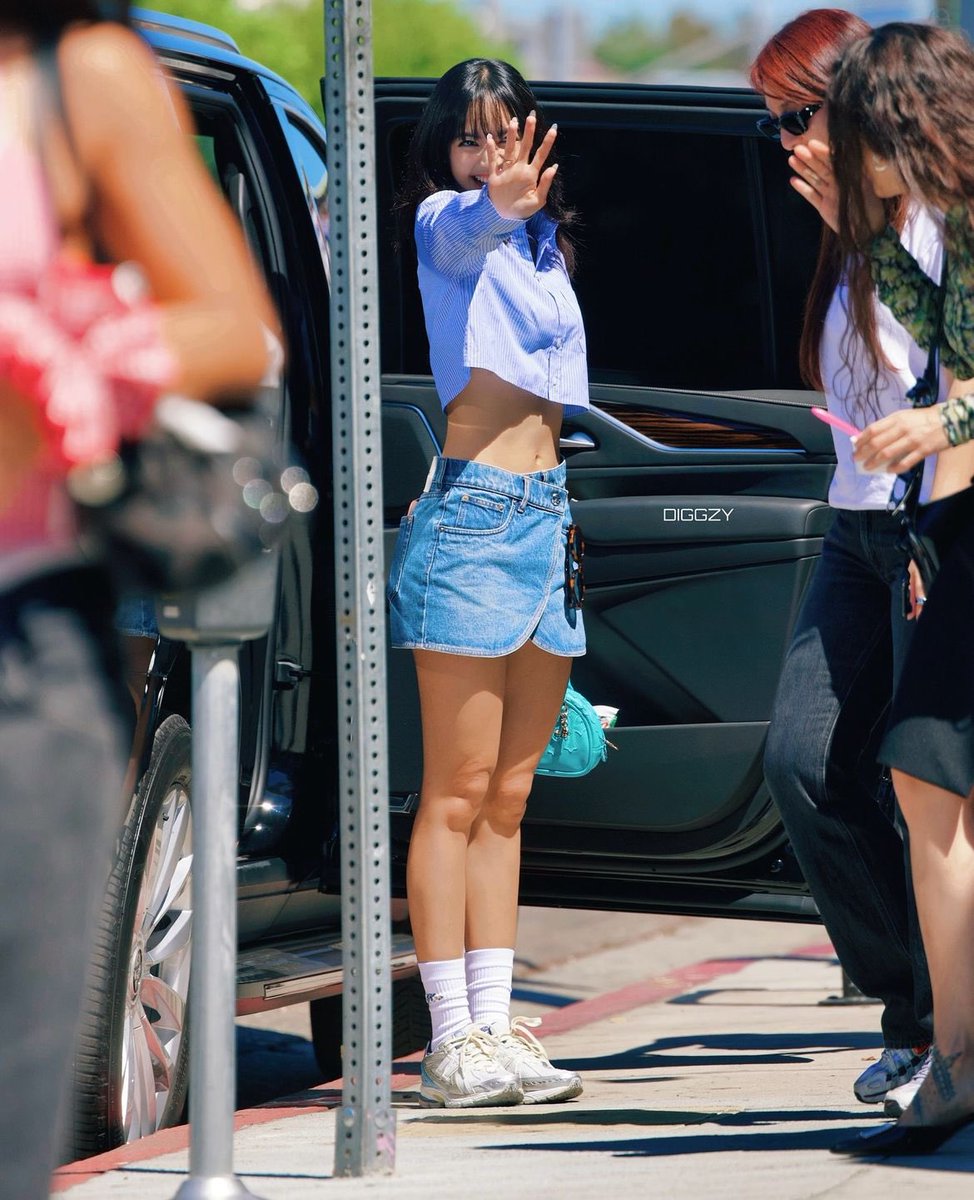 lisademanoban's tweet photo. JENNIE in LA                                         LISA in LA https://t.co/Iasn7pA1LY