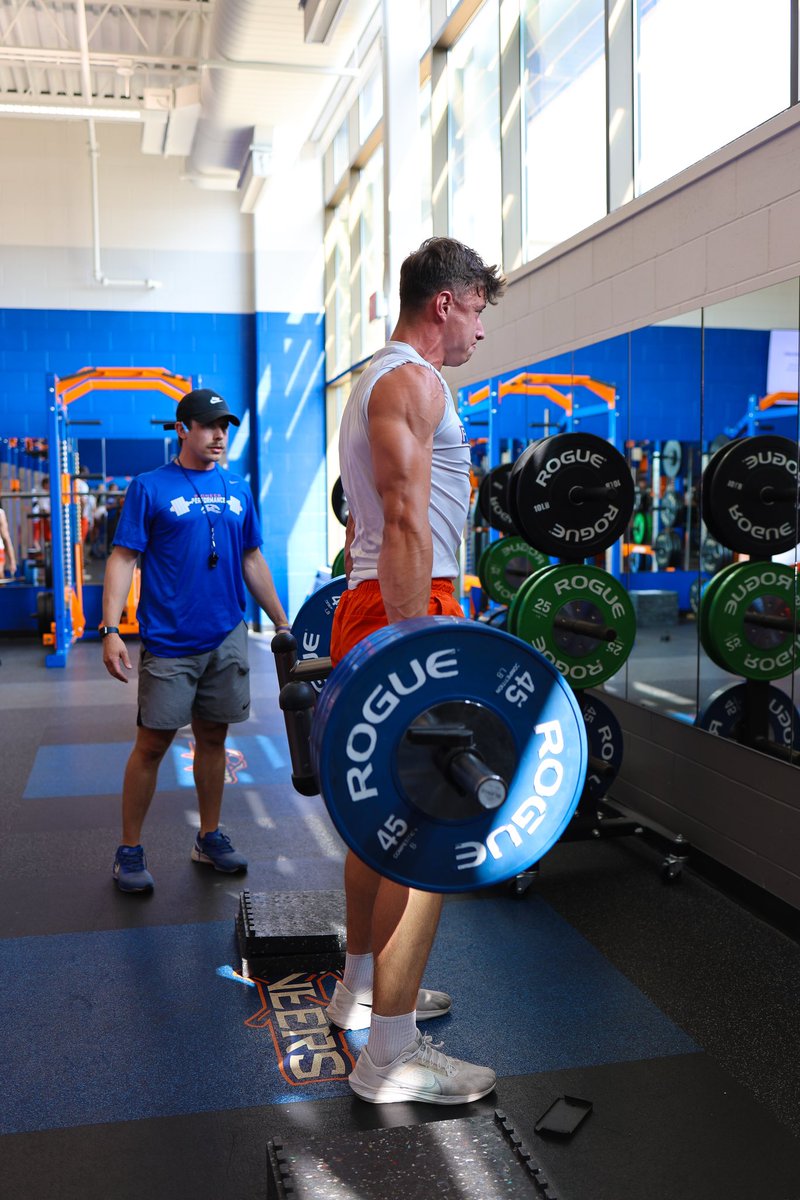Starting week 2 off strong 💪🏼⛏️ 

📸 Ella Bauer 

#swingtheaxe #uwp #pioneers #weights