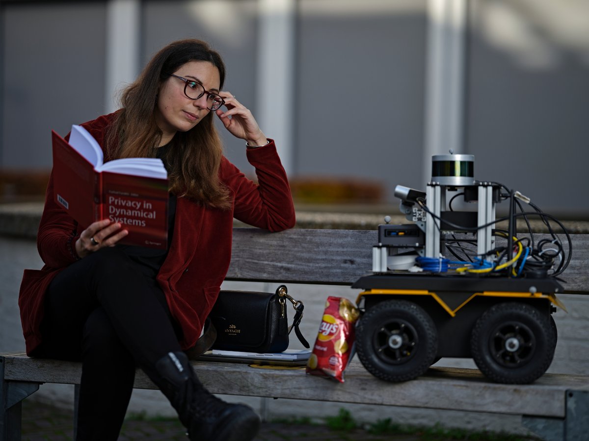 TUDelft_AI's tweet photo. When the time comes for autonomous cars to hit the roads, they’ll have to take other road users into account. @ferranti_laura is studying how this can be best achieved. Even when roads are packed with traffic.
https://t.co/s8i8xz9Yrj

#EuropeanMobilityWeek #AutonomousVehicles https://t.co/mWTkHFb92J