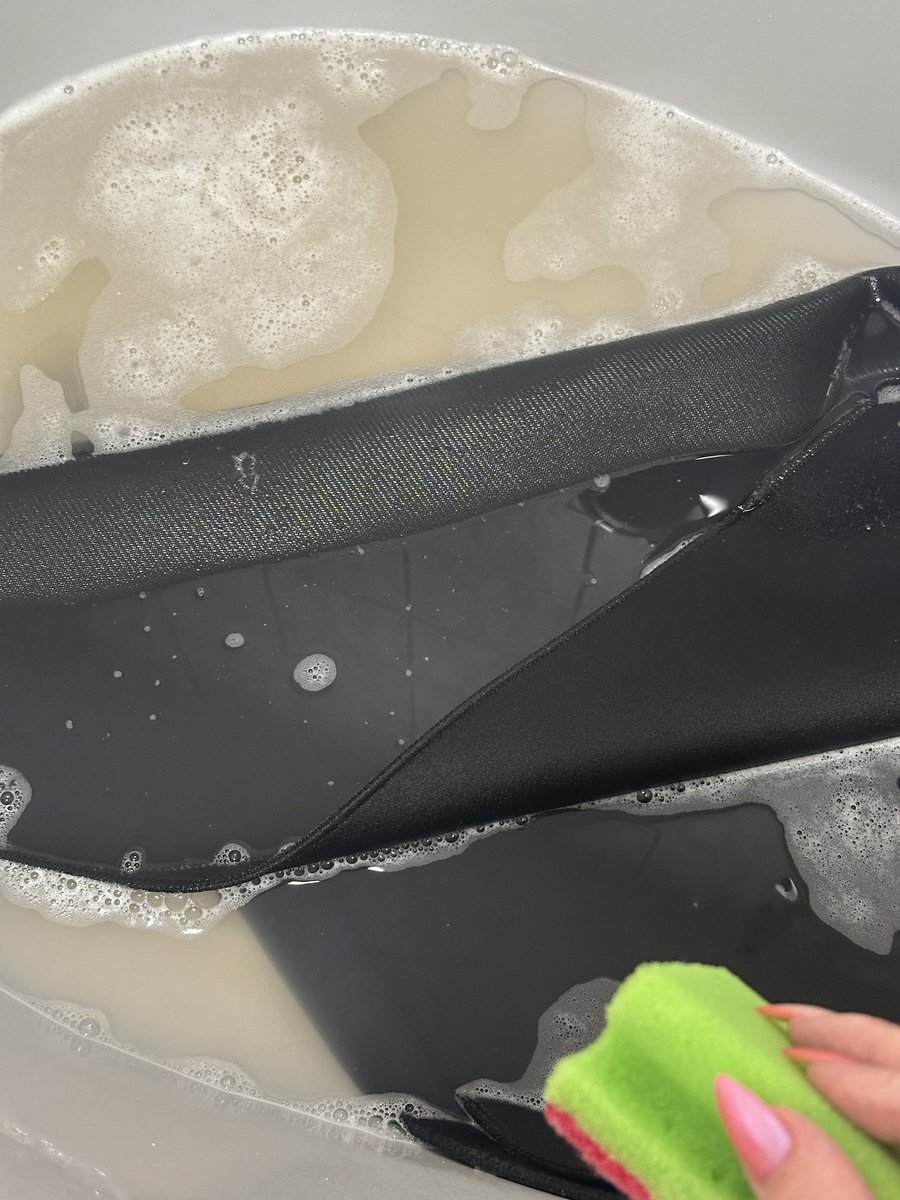 Das ist euer Zeichen: 
wascht eure Mousepads 🧼🧼

(Das war richtig nasty 🤮)