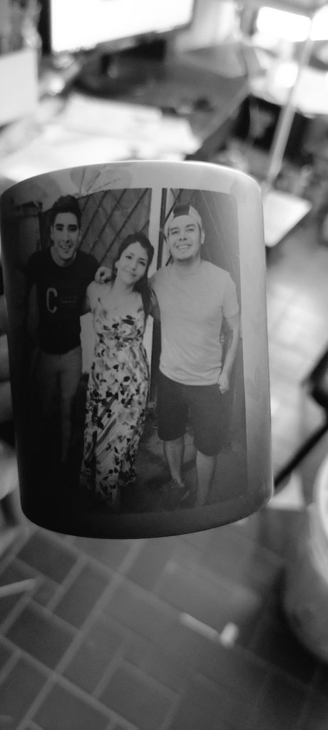 Hoy me toco hacerle esta taza al hermano de mi amigo y estuve llorando desde que me mando la foto 😭😭😭😭