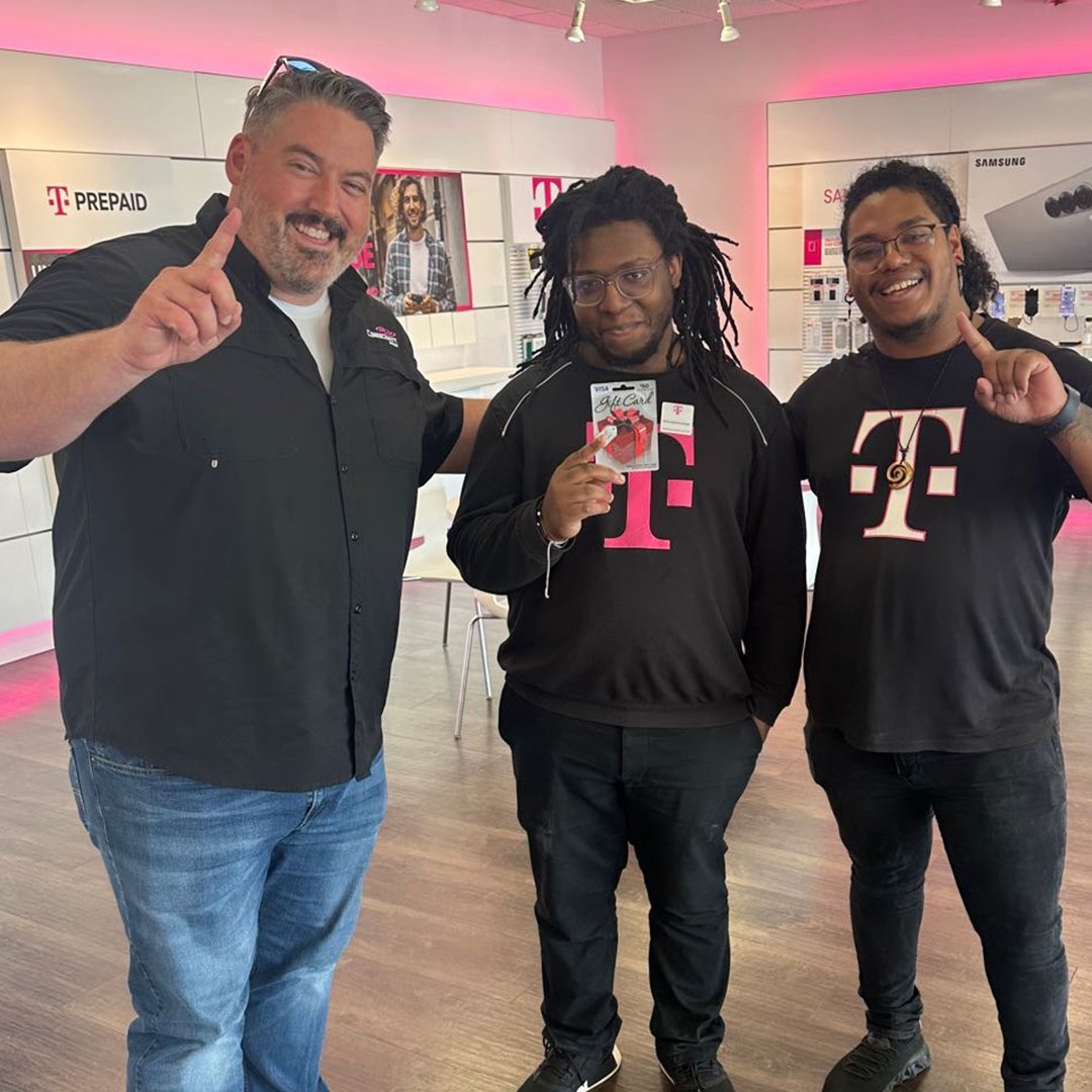CSource_Tweets's tweet photo. The #CSNation is KNOWN for being ready for anything and our team at 327 S Cedar Ridge Drive in Duncanville, TX is no different! They always greet customers with a smile and make the experience as smooth as possible πͺ #TMobile #UnCarrier #Wireless #Teamwork https://t.co/CpBCJTmYzZ