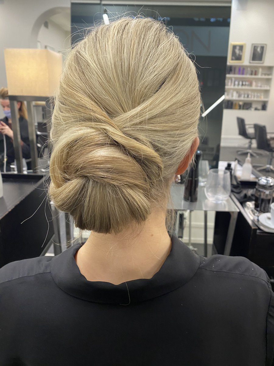 EvaScrivo's tweet image. ☀️ Summer Brides: Soft upsweeps are ideal to beat East Coast or destination humidity. 

#evascrivo #summerwedding #summerbride #weddingwednesday #bridalhair #evascrivobridal #upsweeps #modernbride

evascrivo.com