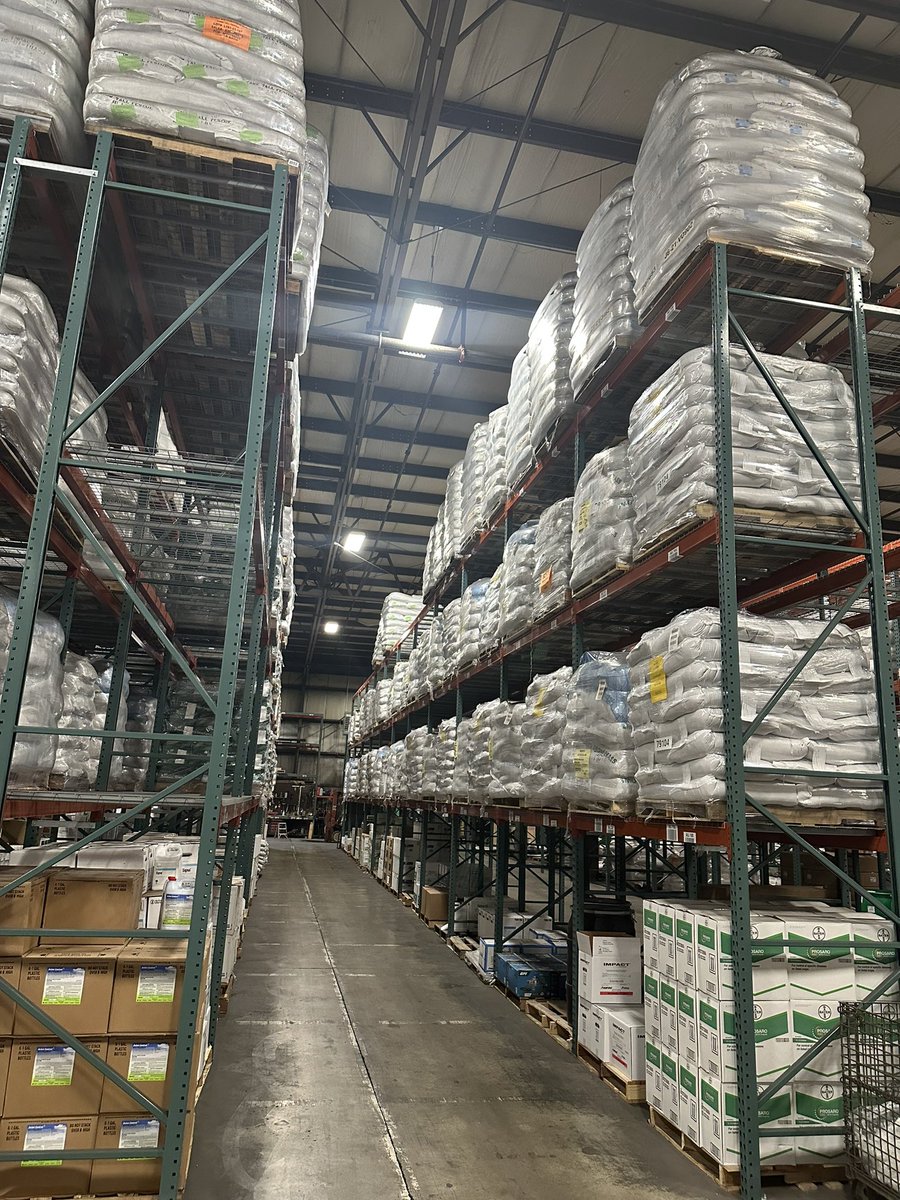 fs_turf's tweet photo. Visited our distribution warehouse. Pretty cool operation. 282,000ft2 heated storage. $100 millions of product. 5000+ different SKUs. Seed blending facility blends/processes 3 million lbs of grass seed annually. https://t.co/Th1dD5yr5S