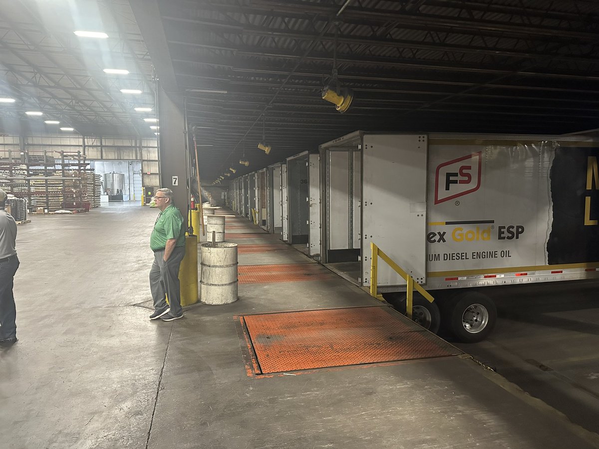 fs_turf's tweet photo. Visited our distribution warehouse. Pretty cool operation. 282,000ft2 heated storage. $100 millions of product. 5000+ different SKUs. Seed blending facility blends/processes 3 million lbs of grass seed annually. https://t.co/Th1dD5yr5S