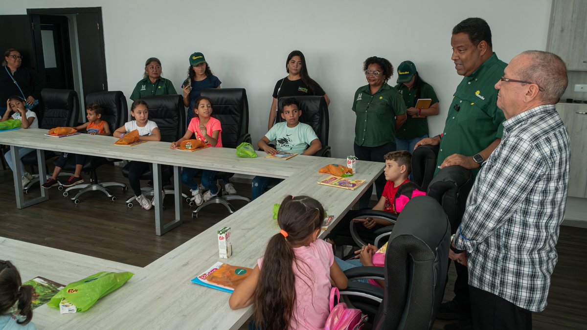 mcboalcaldia21's tweet photo. 22 estudiantes de la escuelita Los Querubines de la parroquia Santa Lucía, visitaron las instalaciones del Palacio Municipal a través de programa La Escuela va a la Alcaldía donde conocieron el gran trabajo que nuestros servidores públicos hacen por la ciudad desde sus espacios. https://t.co/enQj1KITCM