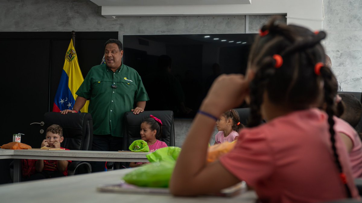 mcboalcaldia21's tweet photo. 22 estudiantes de la escuelita Los Querubines de la parroquia Santa Lucía, visitaron las instalaciones del Palacio Municipal a través de programa La Escuela va a la Alcaldía donde conocieron el gran trabajo que nuestros servidores públicos hacen por la ciudad desde sus espacios. https://t.co/enQj1KITCM