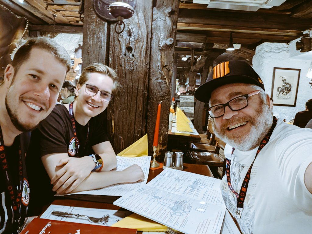 rabatzmacher's tweet image. Legger essen mit Freuden. Schön daß es geklappt hat.
@kolgahq auf die alte Zeit...
#gamescom #steakhouse #ponchos