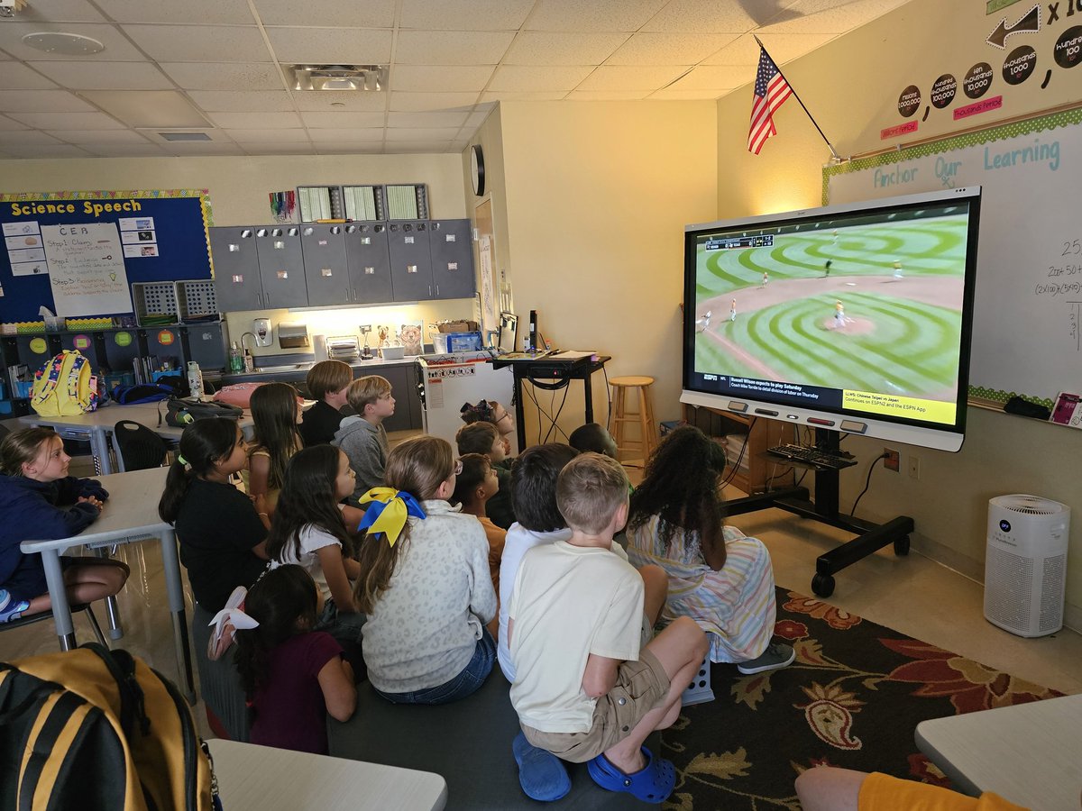 4th graders <a href="/CiboloCreekES/">Cibolo Creek Elementary School</a> cheering on and supporting our Boerne Little League team at the LL World Series! <a href="/BoerneISD/">Boerne ISD</a> Applying batting to force and motion😉 #alwayslearning