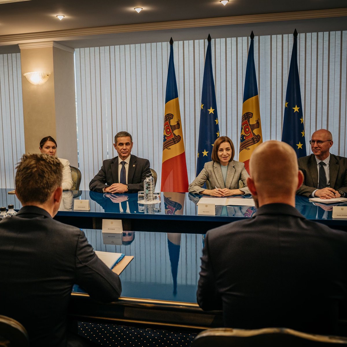 CarlOskar's tweet photo. Har under de senaste två dagarna tillsammans med försvarsminister Pål Jonson besökt Rumänien och Moldavien med ett avslutande besök på Heavy Airlift Wing vid Papa airforce base, Ungern, där Sverige deltar. 
Den här typen av resor lämnar alltid stora intryck, och kanske får jag skäl att återkomma till alla delar i större detalj, men mest bestående är hur starkt Moldavien strävar efter att göra sig kvitt jättens andedräkt. 

Det är ett land som genom historien fått utstå stora umbäranden och som just nu tydligt söker sig mot den europeiska gemenskapen samtidigt som man genomför ett ambitiöst reformprogram för att stärka rättsstaten och bekämpa korruption. Det är en tangentriktning som förtjänar allt stöd. Moldavien präglas av den frusna konflikten med regionen Transnistrien och en pågående utsatthet för informationskampanjer drivna av de aktörer som försöker motverka närmandena till västvärlden och EU. 

Sverige kommer att fortsätta stödja Moldaviens strävan efter att bygga institutioner och nationell säkerhet. Försvarsministern och jag signerade ett Letter of internt med den moldaviska försvarsdepartementet om framtida och fördjupade samarbeten både på det civila och militära området och träffade därefter president Maia Sandu för ett viktigt samtal om det svenska stödet till landet och rådande läget. I Höst går landet till folkomröstning om den fortsatta EU-anslutningsprocessen. Moldaviens framtid ligger i det moldaviska folkets händer, men landet behöver känna Europas solidaritet längs vägen som ligger framför dem.