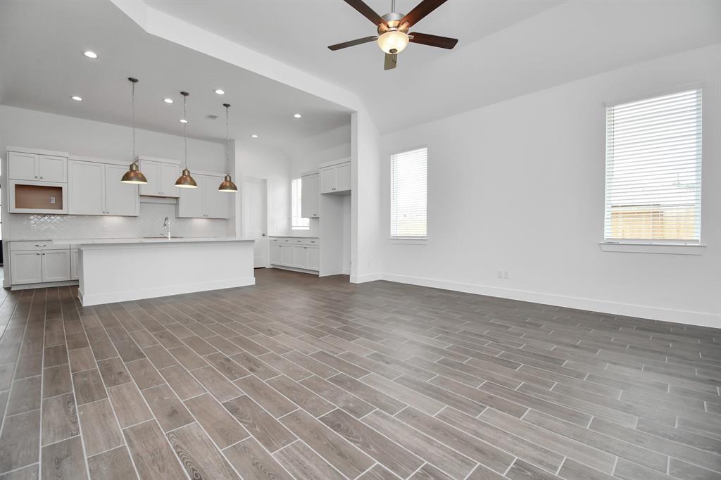 Welcome Home! ☀️  Retreat in the spacious primary bedroom &amp; ensuite bathroom with an oversized shower, a soaking tub &amp; a large walk-in closet in this stunning home by Chesmar Homes! 
Learn more about your new community: bit.ly/twitter-meri