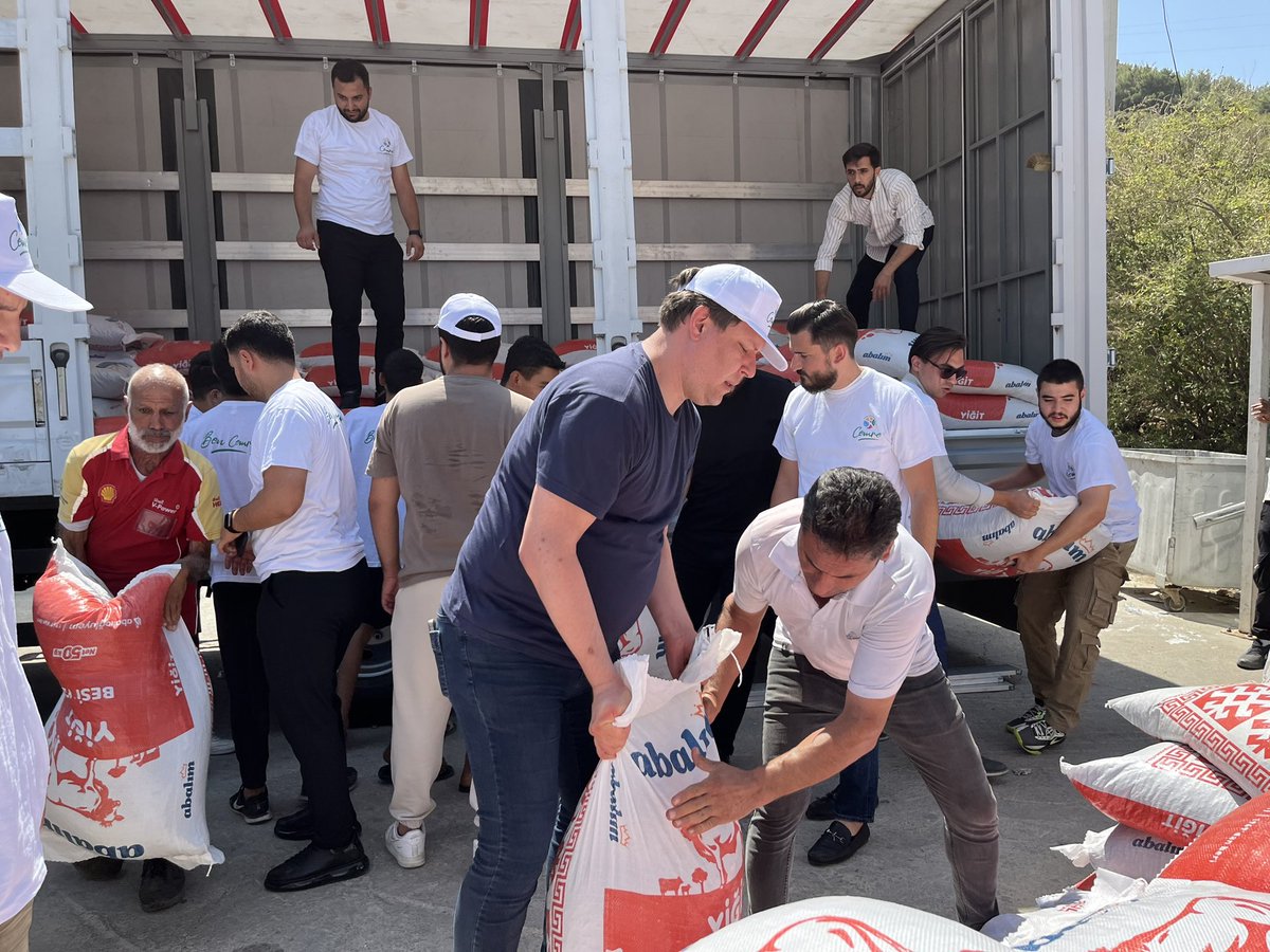 RecepTayyipTs's tweet photo. Buradan sana bir malzeme çıkmaz. Altında kalırsın ! 

Yangın meydanında seni göremedik. Bir tane bile geçmiş olsun dileğin yok. Bir tane bile paylaşımın yok. Klavye siyasetçiliğini bırak, iş yap ! 

Eleştiri yapacaksan ilk önce kendine ve yerelde iktidar olduğunuz belediyenize yap ! Beceriksizliğiniz yüzünden evlerin ve sanayi sitesinin yanmasına sebep oldunuz. 

Şehrimizin takımı Göztepe'nin de her zaman yanındayız.