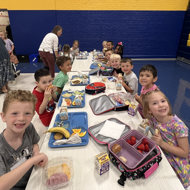 AberdeenOMT's tweet photo. OMT's first group of kindergartners enjoyed their first lunch at the big table. #ASDOMT #AberdeenPublicSchools https://t.co/Hne7py44BY