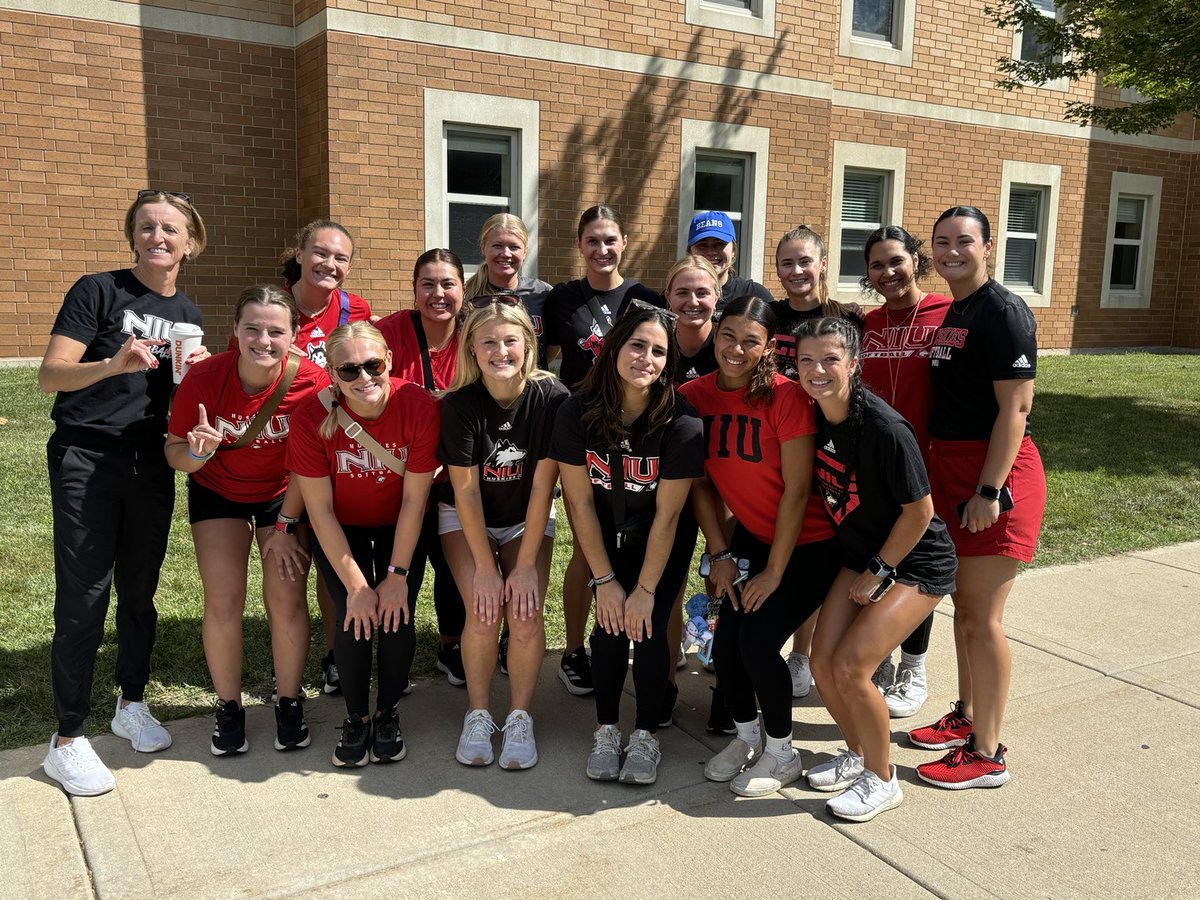 Great to have the team out to help the freshmen move into their dorms! Many hands make the workload lighter! Let’s get going! #GoHuskies