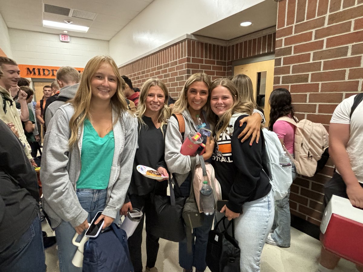 LC_Tigers's tweet photo. It was a great first day.  Ready to take on the year! #positivelylc https://t.co/GtPFcbT5OW