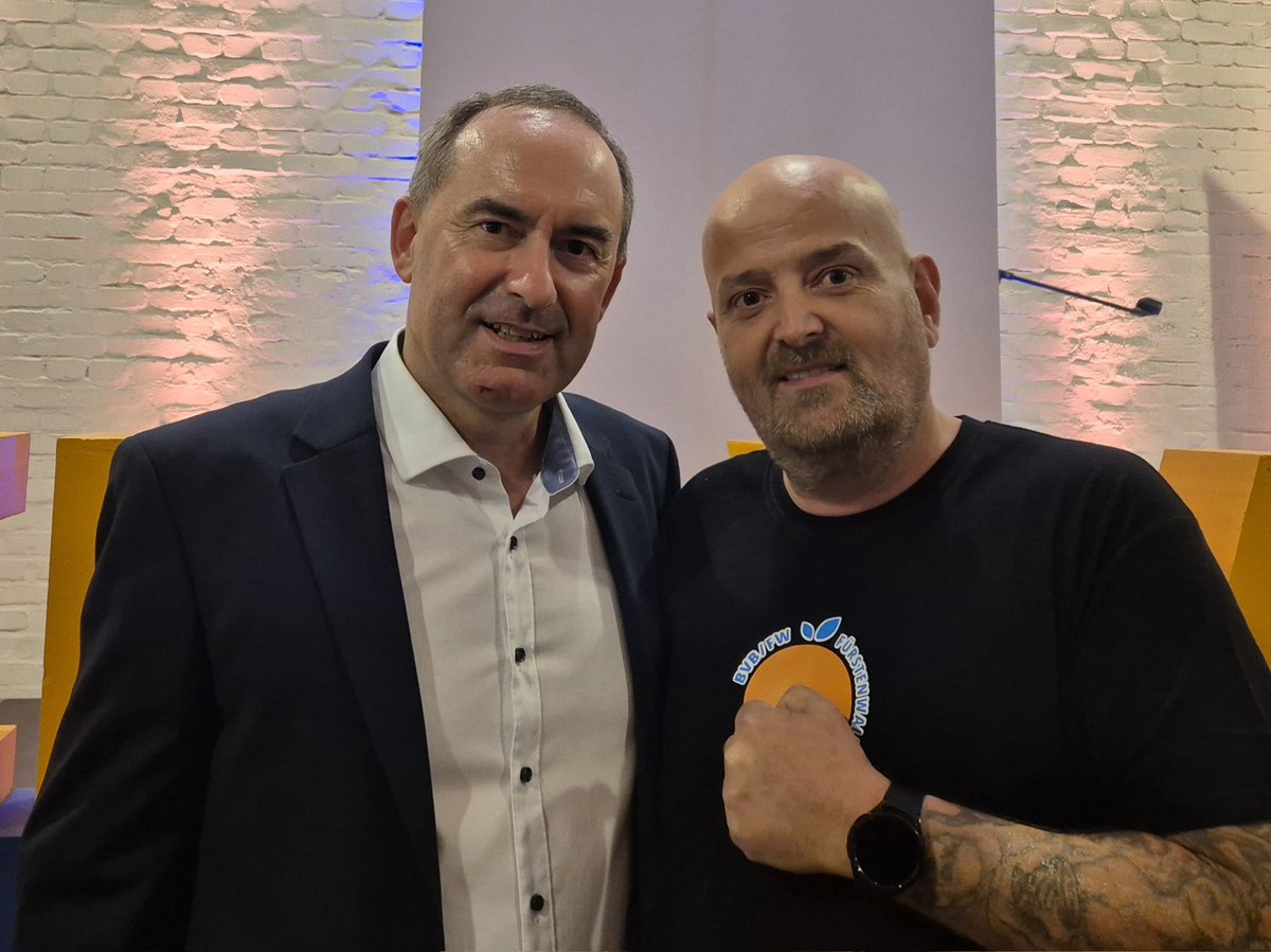 Heute habe ich endlich den legendären <a href="/HubertAiwanger/">Hubert Aiwanger</a> persönlich getroffen. Was für ein Erlebnis! Man hört viel, aber ihn live zu erleben, ist nochmal eine ganz andere Sache. Spannende Gespräche garantiert! #helfenfetzt