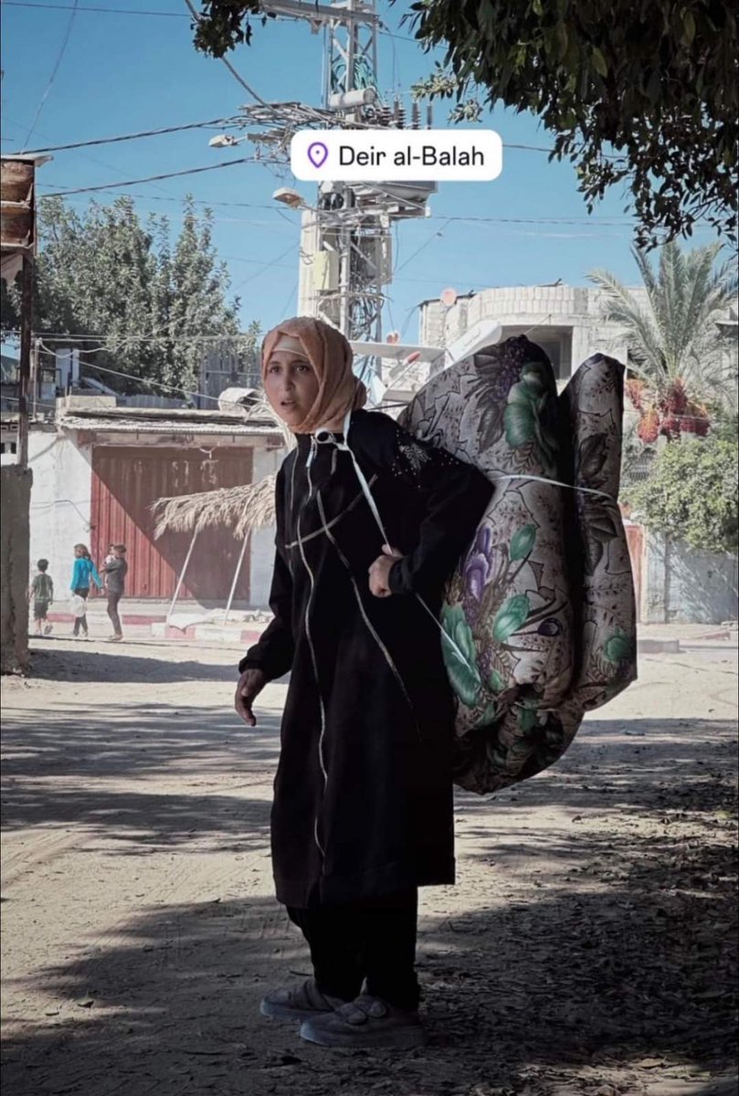 NosaybaYousef's tweet image. أركض حاملًا بيتي بلا وِجهة.