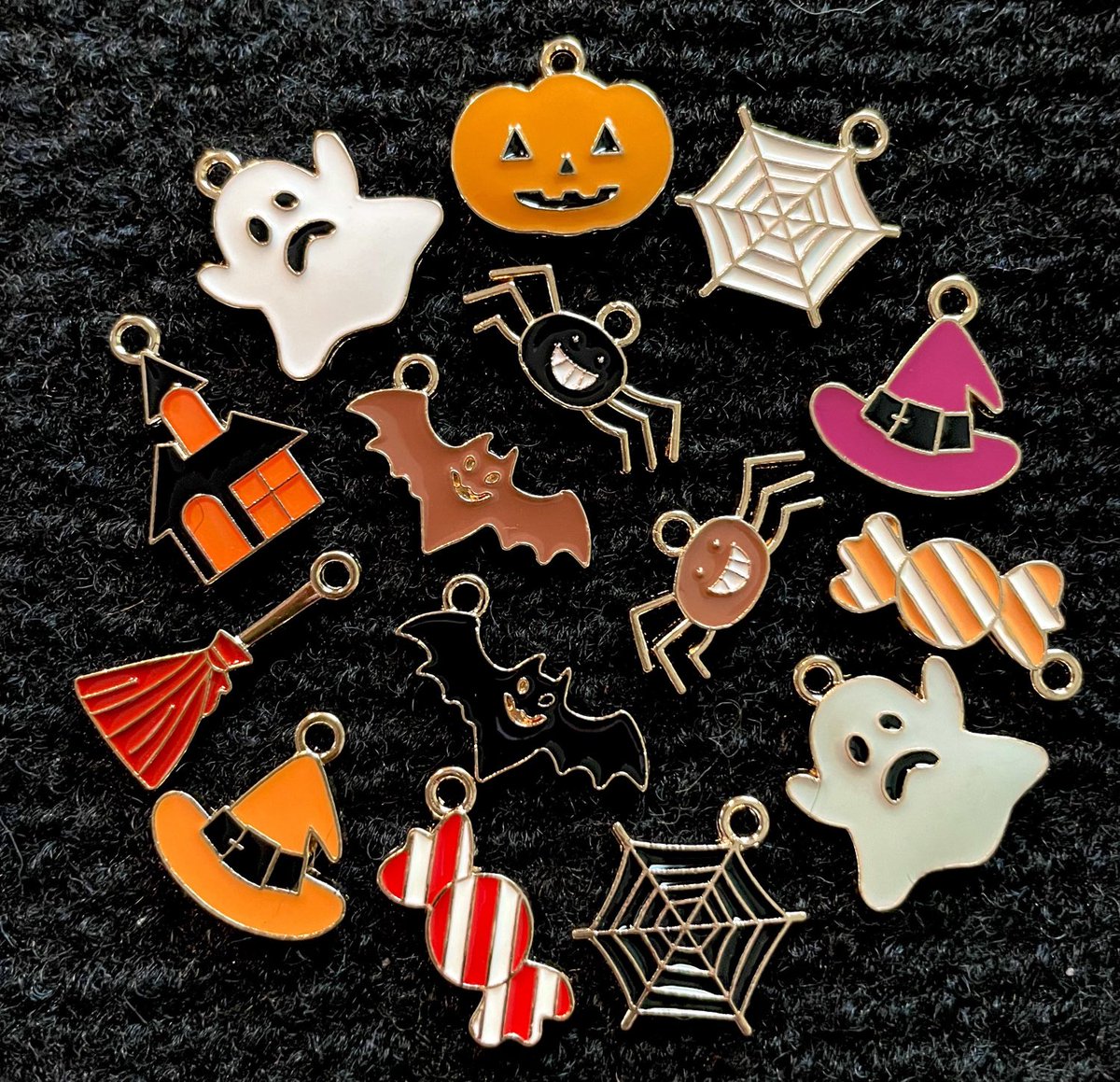 #halloween #charms #jewelrycharms #scrapbooking #crafts #etsyseller #sale🎃

stuffbywoosiesmom.etsy.com/listing/138990…
