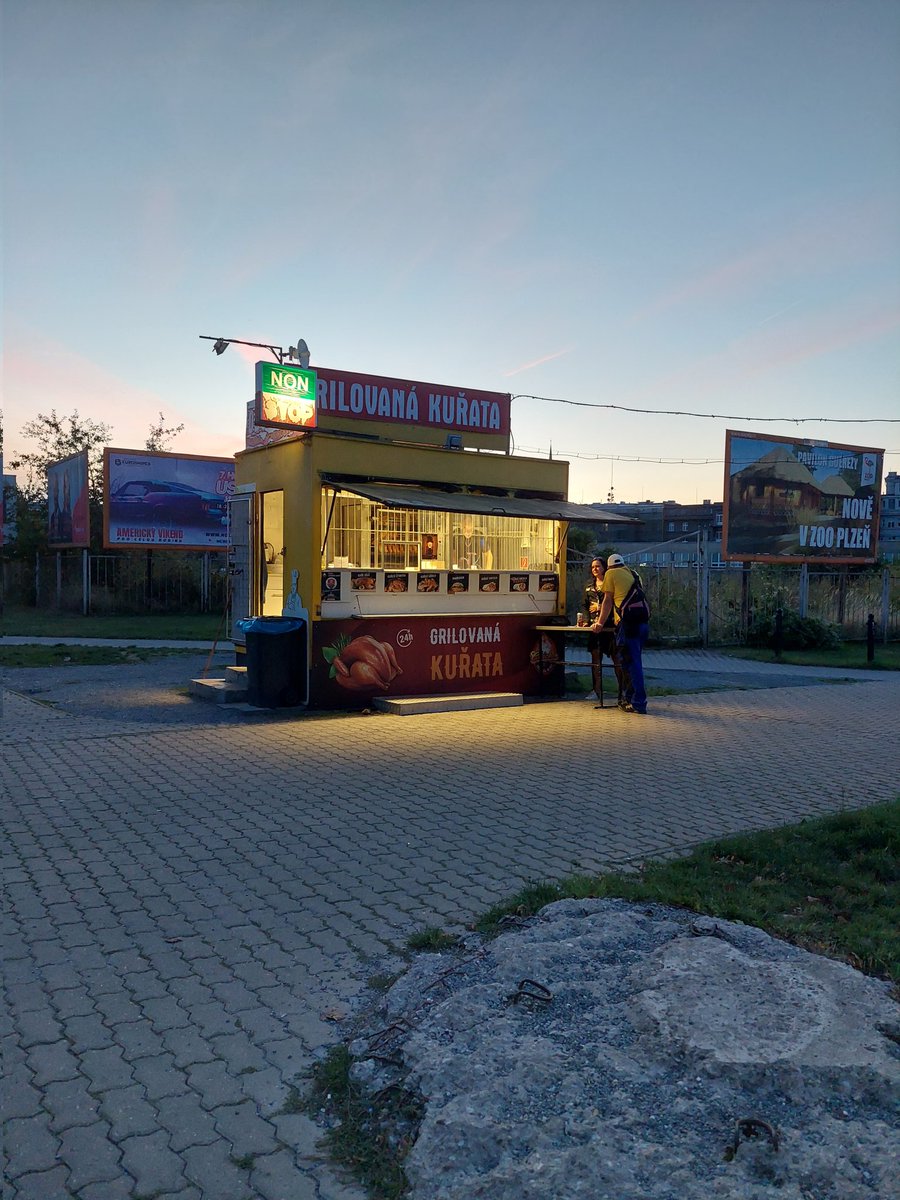 MCastecka's tweet photo. Tohle jsou ty stánky na levnou krásu? https://t.co/FzyI01jcH3