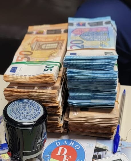 Malijetactu's tweet photo. Bamako : La douane malienne saisit 70 000 euros à l'aéroport. https://t.co/YcuvcEPyPJ #malijet #Bamako #douane #malienne #saisit #70 000 #euros #aéroport. https://t.co/ypp2lKiPA6