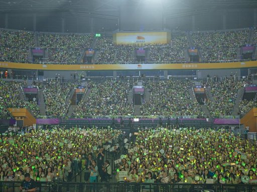 hellohenderyy's tweet photo. a sold out concert on a random wednesday. weishenv you are so loved 🥹 https://t.co/PpqooLW3el