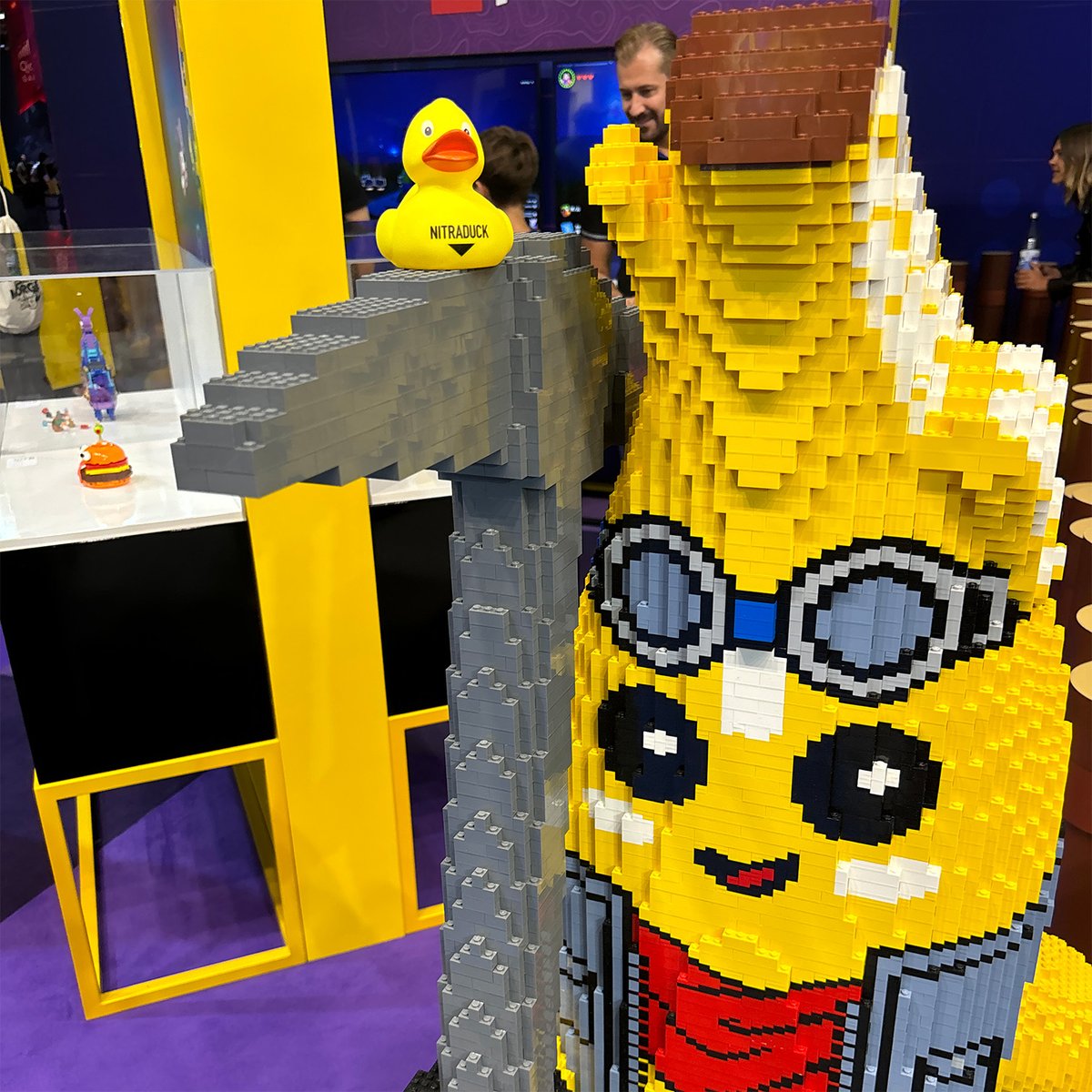 Nitrado_EN's tweet photo. Quacktastic Adventures! 🐤 The Nitraduck is on a mission to meet all your favorite video game icons across gamescom! Who will it waddle up to next? Stay tuned for more epic crossovers! 🎮✨ #gamescom #EventFun #GamingIcons https://t.co/37jnq18Rtx