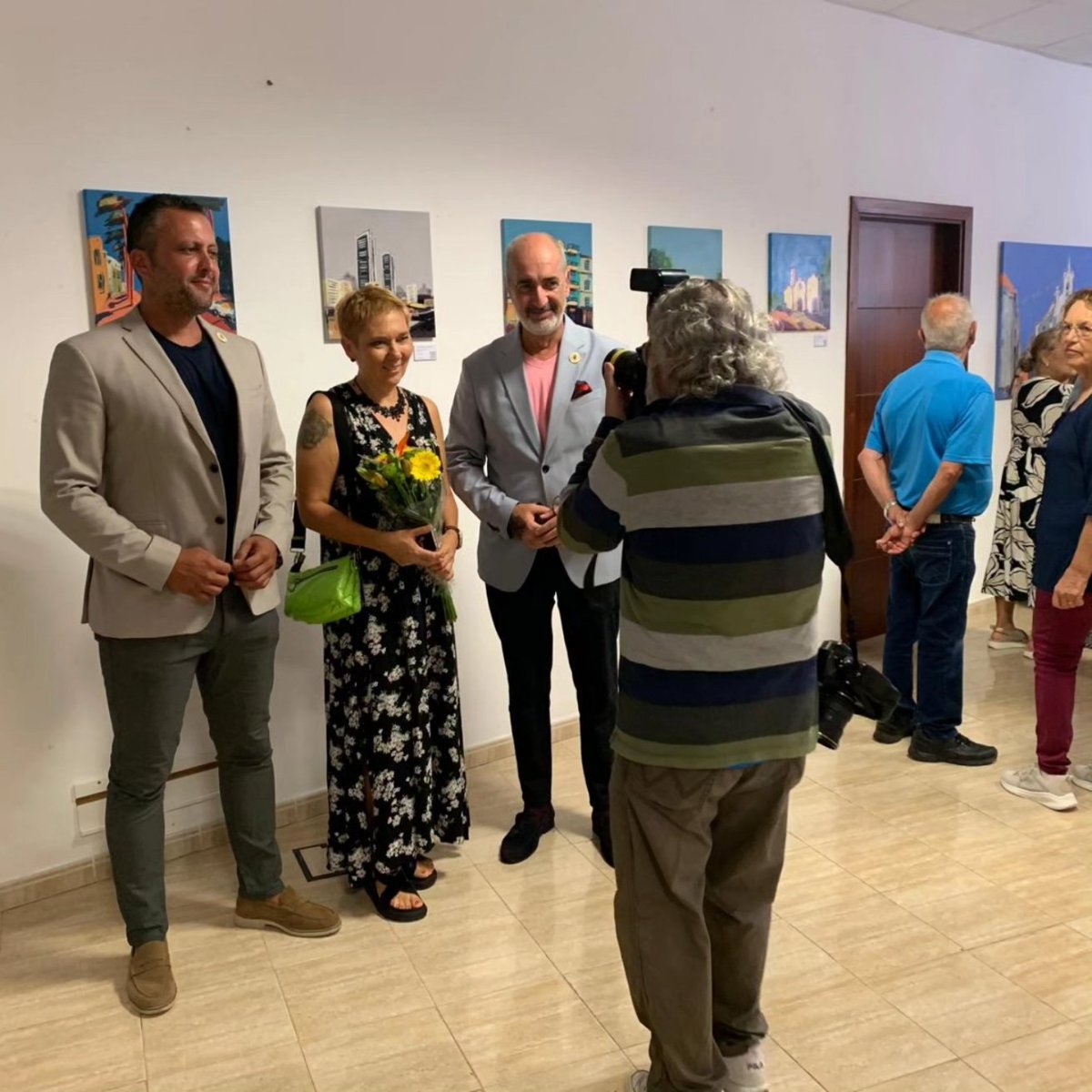 Як добра быць мастачкай на сваёй выставе!
З прыгожымі хлопцамі фатаграфавацца😆