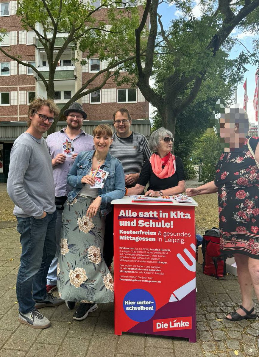 Heute gemeinsam mit <a href="/HeidiReichinnek/">Heidi Reichinnek</a> #Leipzig unsicher gemacht und <a href="/Bedam99/">Adam Bednarsky</a> sowie @linke_sachsen unterstützt! Funfact am Rande: es reisten sogar Menschen aus #Halle an um mit uns über die aktuelle Situation in Bund und Ländern zu sprechen! #Sachsen #dieLinke #ltwsn