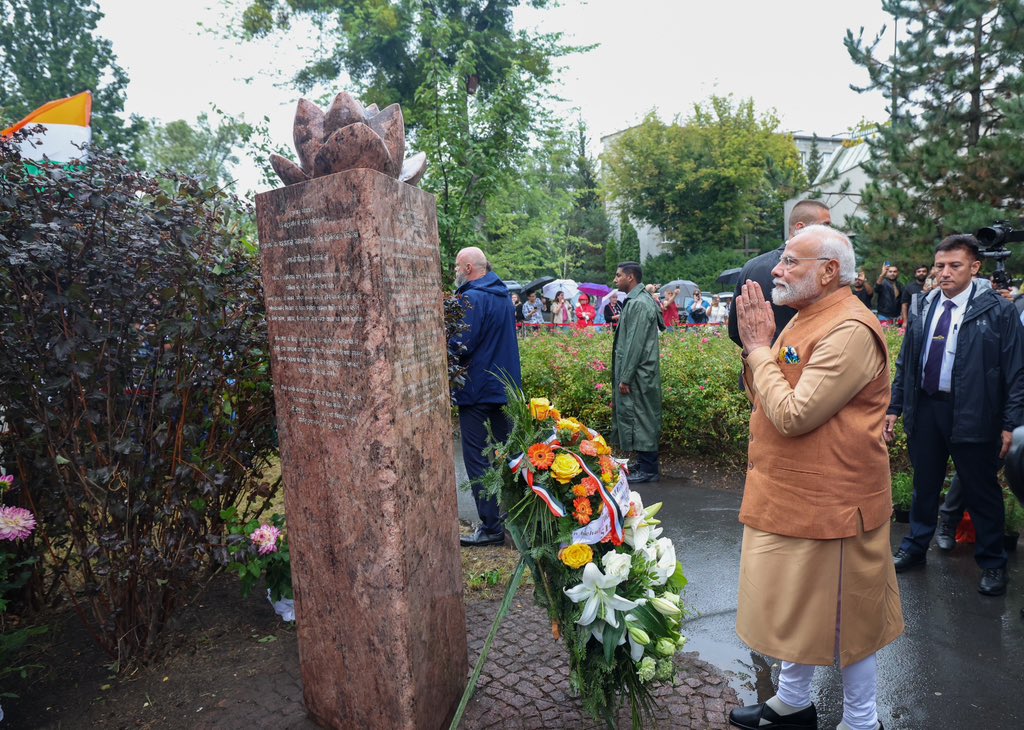 MEAIndia's tweet photo. PM @narendramodi paid tribute at The Dobry Maharaja Memorial in Warsaw, honouring the Jamsaheb of Nawanagar Digvijaysinhji Ranjitsinhji Jadeja’s remarkable act of kindness during World War-II. 

The story of the ‘Dobry (Good) Maharaja’ is one of the most evocative chapters in the relations between India and Poland. This moving tribute to the compassion of the Maharaja continues to have a lasting impact on India-Poland ties.