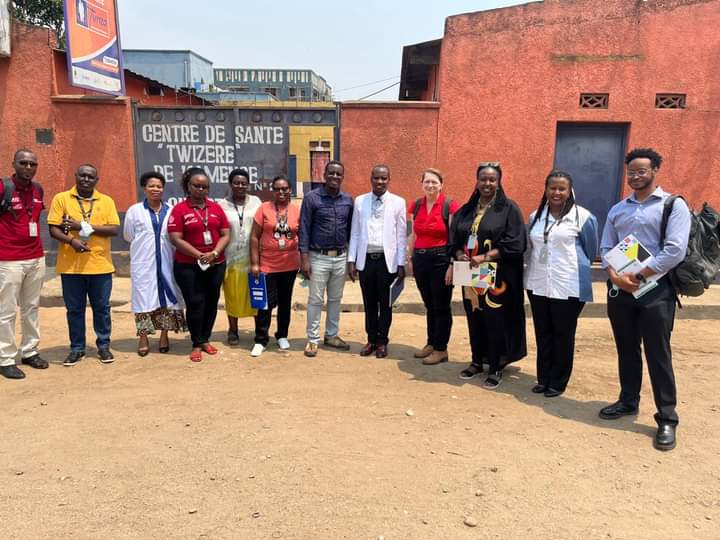 PSI_Burundi's tweet photo. Visite au CDS TWIZERE, @MairieBuja  par Mme Valérie Koscelnik, Directrice du Bureau Santé à la Mission de USAID au Burundi et  Ephrem Rae, Program Analyst auprès du Bureau de la #Pop et de la Santé de la reproduction de @USAID une occasion de discuter avec le #MCD Mairie Nord. https://t.co/iIUeD8Ru7x
