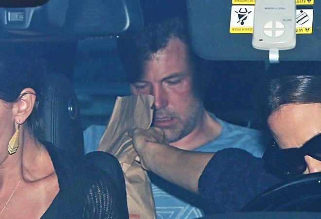 SoumDesigns's tweet image. Since he’s trending because of Jennifer Lopez divorcing him, here is Ben Affleck’s long history of assaulting women and being overall problematic.
A THREAD 🧵
(This thread might be triggering to SA victims)
