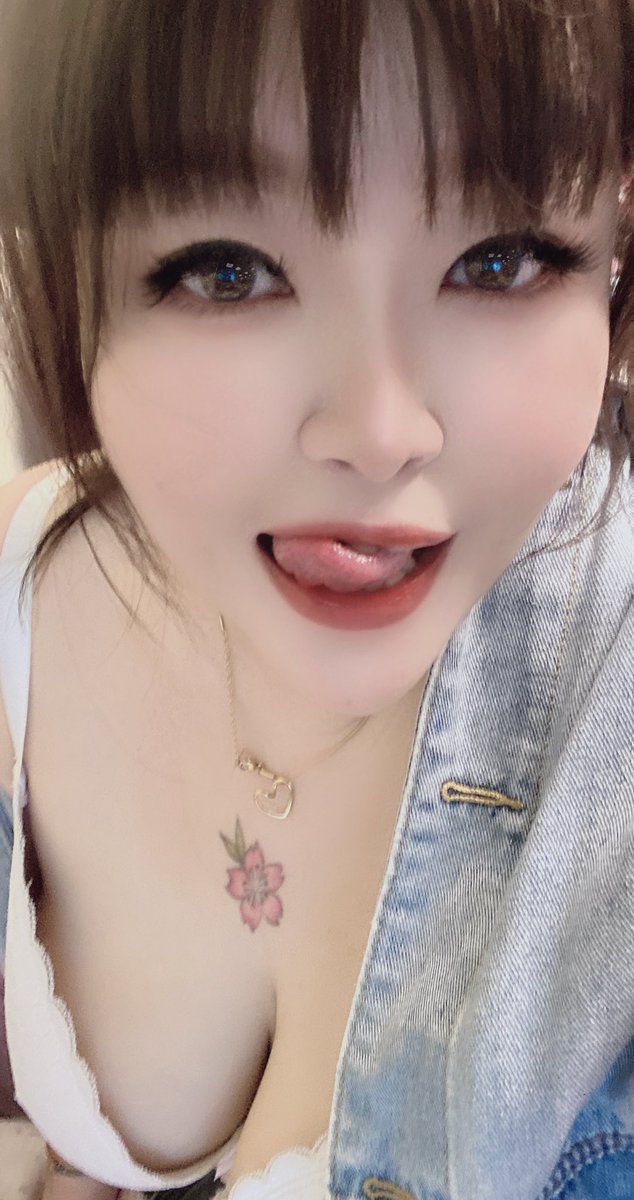 QQfmllk's tweet photo. 男紙說：
喜歡看得著吃不到的感覺
你覺得呢🤨🤨🤨

午覺時間～希望今天別下雨☔️
我負責可可愛愛
你負責開開心心🥰
❤️❤️❤️ https://t.co/KjGEpdBbvJ