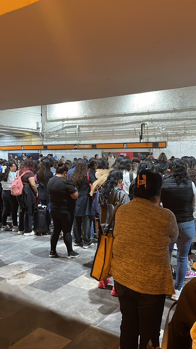 alexaHEh's tweet photo. @MetroCDMX Ayuda, tiempo de espera de 30 minutos sin ser aplastada en metro Tacuba línea 7, hay posibilidad de enviar más bagones? https://t.co/RYyrv30jSC