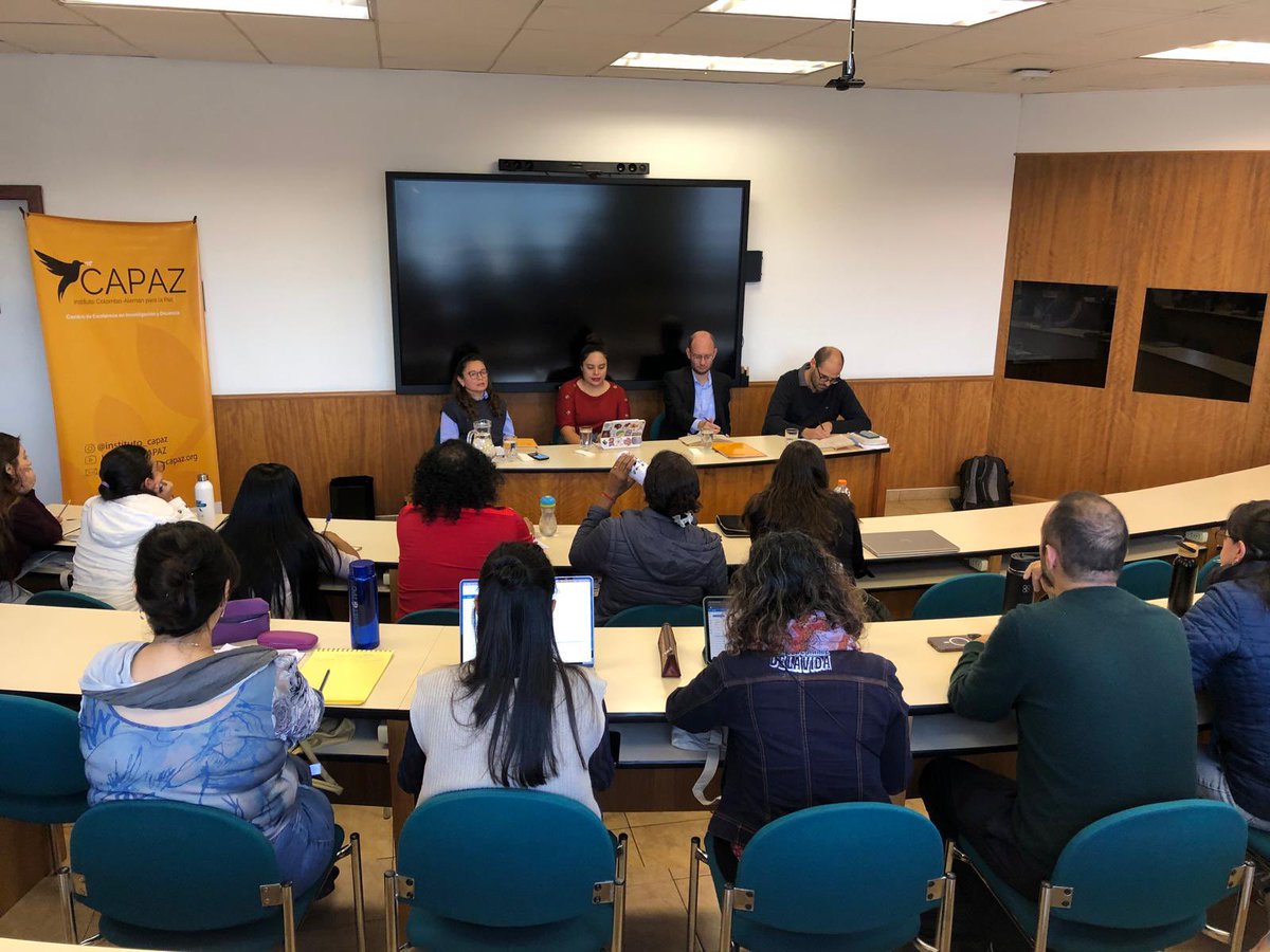 La tercera jornada de nuestra #EscuelaDeVerano en #Quito comenzó con una mesa redonda en la que hablamos de medios alternativos y espacios extracurriculares para la #EducacionHistóricoPolítica. Estamos con <a href="/_GUMELAB/">GUMELAB</a> <a href="/jlugiessen/">Universität Gießen</a> y <a href="/UBAonline/">UBAonline</a>