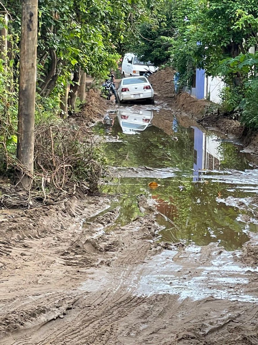 ferocoronado's tweet photo. @MemoVillarreal @garciabr1973 Por ejemplo la calle Shambala que lleva a mi casa en zipolite oaxaca, que cada que llueve se llena de lodo y no podemos llegar a nuestras casas. @salomonj @lopezobradooor_  porfavor ayúdenme a difundir. https://t.co/l6l198Keap