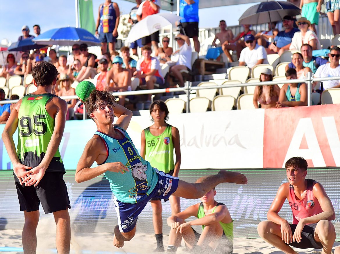 🫣 ¿Os habéis quedado con ganas de más?

🗓️ ¡Mañana podréis ver un resumen con lo mejor del #CDEBMPlaya!

⏰17:00h 
📺 <a href="/teledeporte/">Teledeporte</a> / <a href="/rtveplay/">RTVE Play</a>

#Handball #Balonmano #BalonmanoPlaya