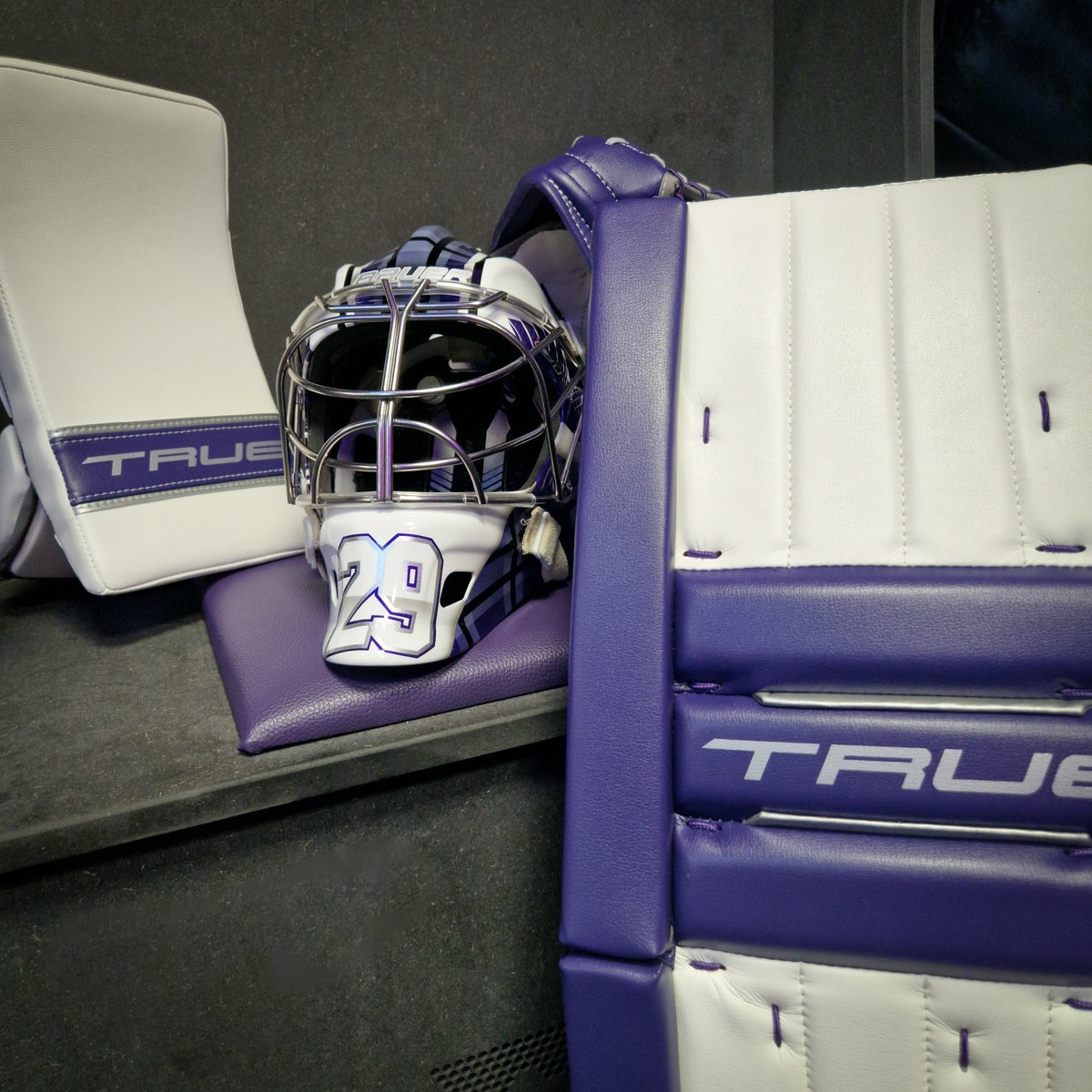 🏒 | Our Goalie has a new mask 😍

Thanks to <a href="/ctairbrushing/">CT Airbrushing ¦ Certified Bauer Mask Artist ¦</a> for this awesome Clan design for #️⃣2️⃣9️⃣ Landon Bow 💜

Check back tomorrow to see it in action 👀