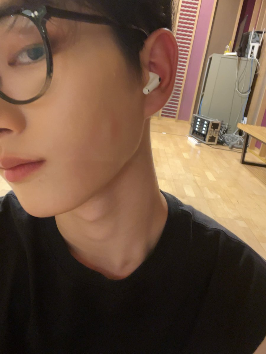 🫧 — #CHANGUK vous a envoyé une nouvelle photo sur bulles avec la trace des lèvres de #MINSEO sur sa joue