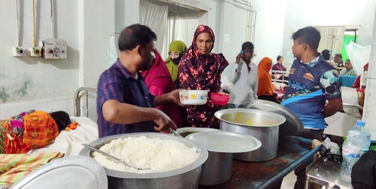 মুখ দেখে খাবার দেওয়া হয় নওগাঁ হাসপাতালে