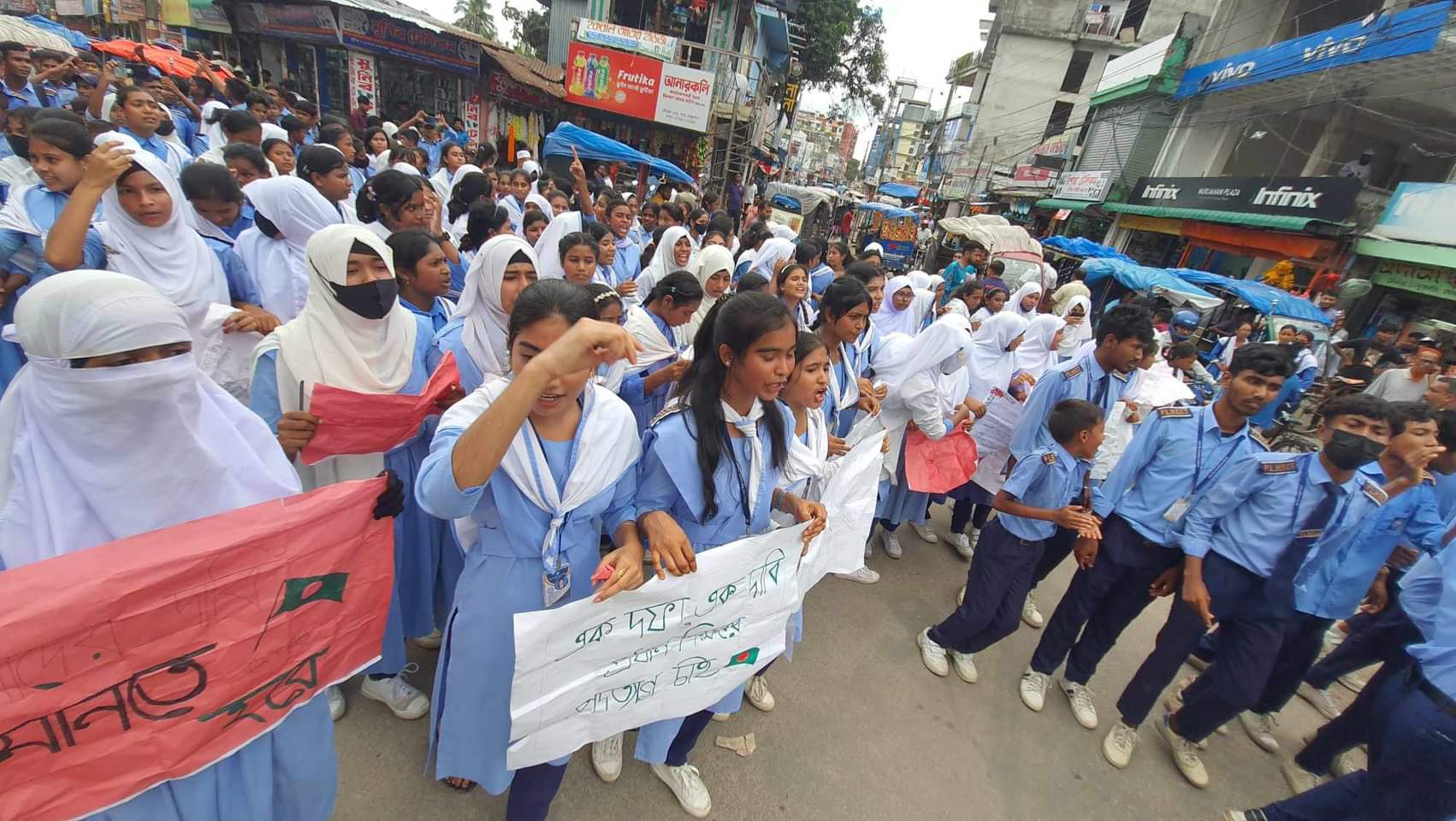 শিক্ষার্থীদের তোপের মুখে পদত্যাগ করলেন ঠাকুরগাঁও পুলিশ লাইনের প্রধান শিক্ষক