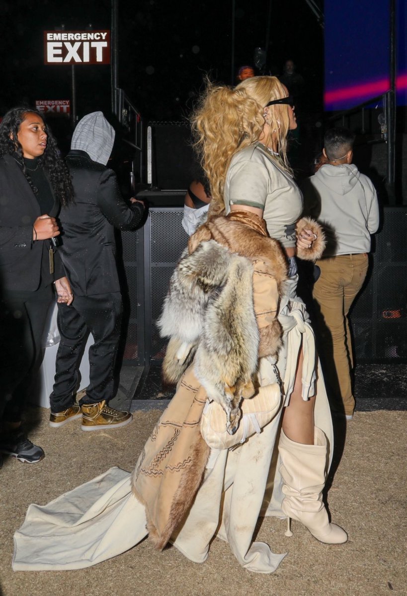 RihannaServes's tweet image. 