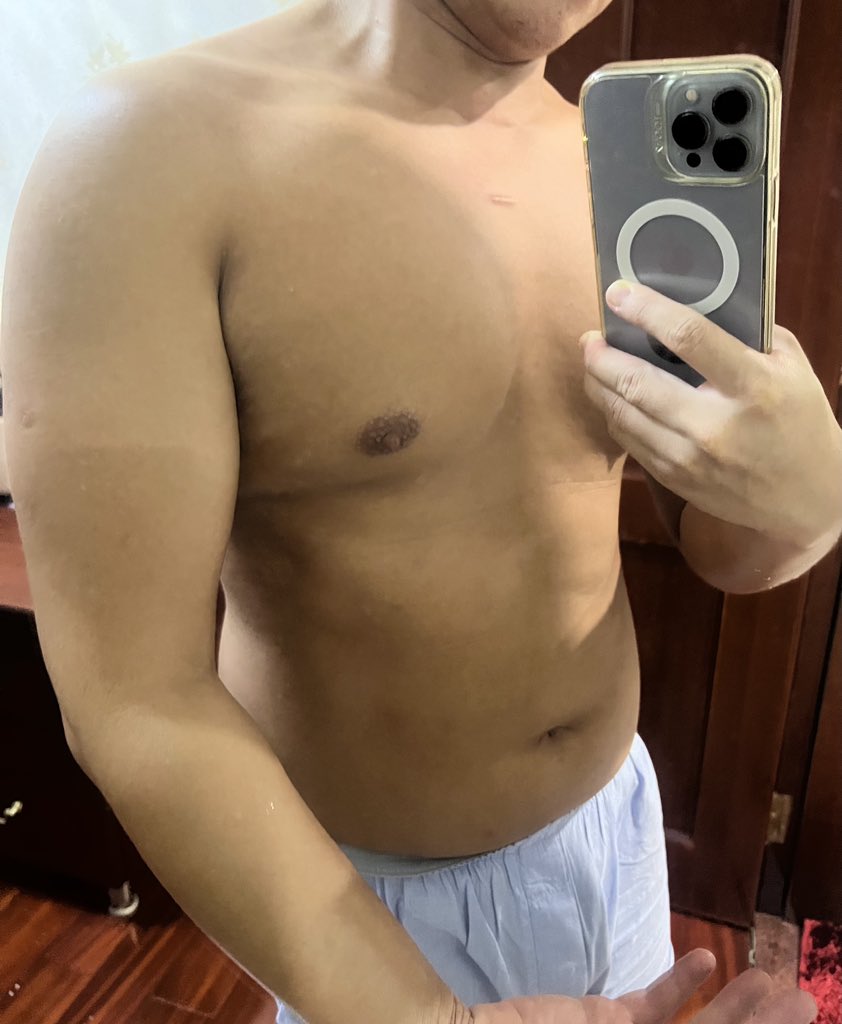 Geldhof1069's tweet photo. Aug22-Jun24断了健身，近个月练不到10次，状态慢慢回来。真要戒掉所有🥤。晚安 https://t.co/B7MFNnIsqd