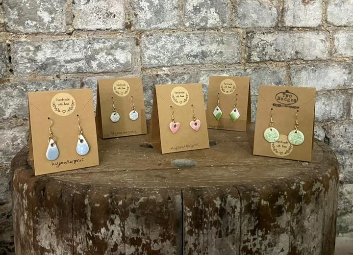 SharpesMuseum's tweet image. Our lovely volunteers have spent the afternoon selecting some new stock for the shop. These porcelain earrings handmade by The Two Madges are available to buy now!

#ShopLocal #LocalMaker #Porcelain #Jewellery