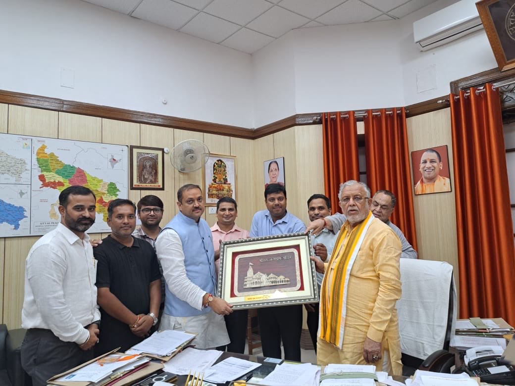 कर्मठ क्षेत्रीय युवा कल्याण अधिकारियों के साथ उनकी वेतन सम्बन्धी माँगो को लेकर माननीय मंत्री <a href="/SureshKKhanna/">सुरेश कुमार खन्ना</a> जी से मुलाक़ात की आदरणीय सुरेश खन्ना जी का व्यक्तित्व और कार्य करने का तरीक़ा सदैव प्रभावित करता है