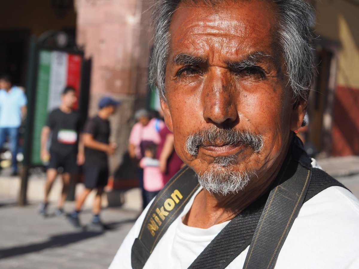 Hoy nos despedimos con tristeza de mi  amigo José Ortiz, “El Negro” Moya.

Durante años, su lente capturó los momentos más importantes y emotivos de la historia de San Miguel de Allende. Su legado vivirá en cada una de sus fotografías y en el corazón de las miles de personas que