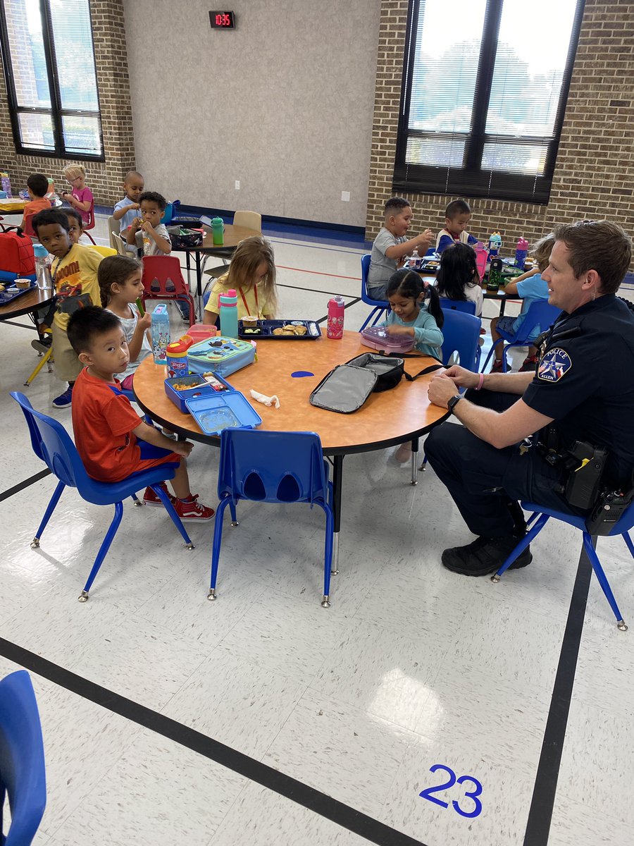 We love when Officer Eddins visits at lunch! <a href="/AndersonECPrin/">Lara Utecht</a>  <a href="/PaigeZettler/">Paige Zettler</a>