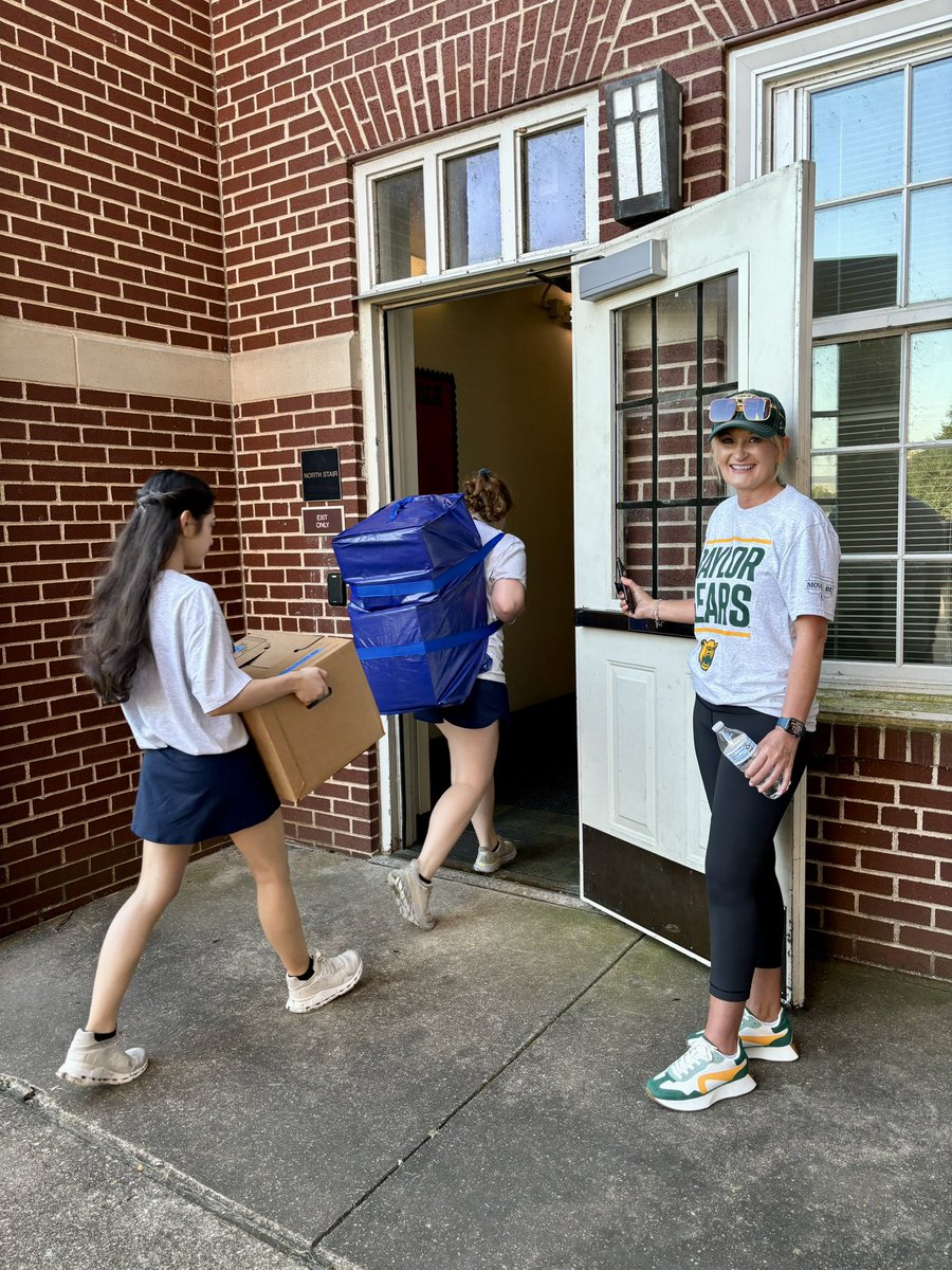 baylorcsl's tweet photo. BCSL team members and affiliated faculty helped @Baylor students #Move2BU! We love the Baylor family and can’t wait to meet as many new members that we can! https://t.co/QAZkZxC1Ts