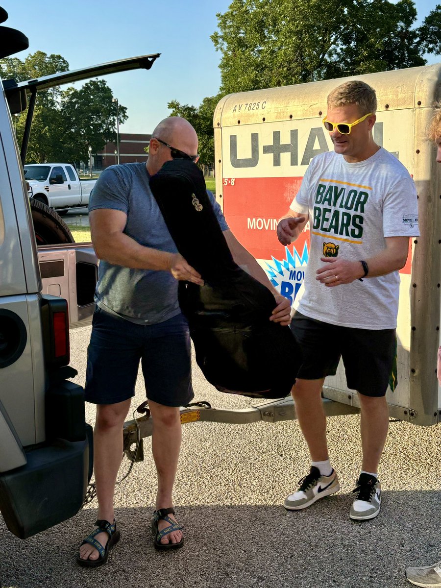 baylorcsl's tweet photo. BCSL team members and affiliated faculty helped @Baylor students #Move2BU! We love the Baylor family and can’t wait to meet as many new members that we can! https://t.co/QAZkZxC1Ts