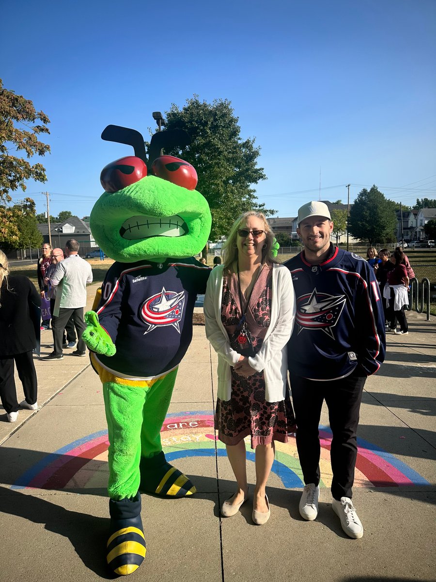 ColsCitySchools's tweet image. Avondale Principal April Knight, Stinger, and Blue Jackets player Justin Danforth greet students with bubbles, clappers, giveaways, etc. In addition to CBJ, Mount Carmel College of Nursing staff and staff from Gladden were there on the first day. #OurCCS #FirstDayCCS
