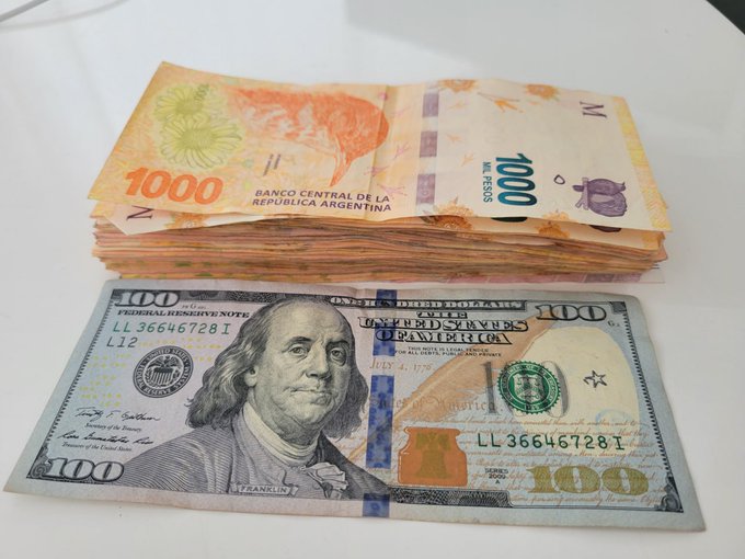 CaptainMexicoCT's tweet photo. Así se ven $100 en pesos argentinos 🤯 🇦🇷
'#Bitcoin arregla esto' 🪙
#CryptoCommunity #BTC $BTC #bullrun #inflation https://t.co/F7afL4LTXE